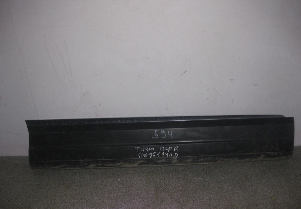 Молдинг двери передний правый Volkswagen Tiguan 5n0854940 (скл-3)