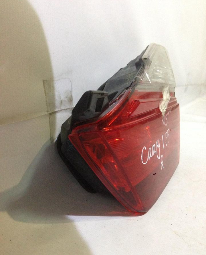 Фонарь задний правый Toyota Camry V55 oem 8158133270