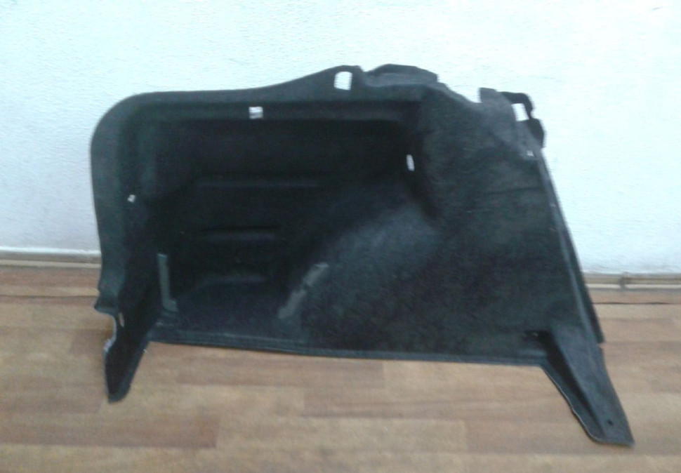 Обивка багажника левая Skoda Rapid oem 5jA867427