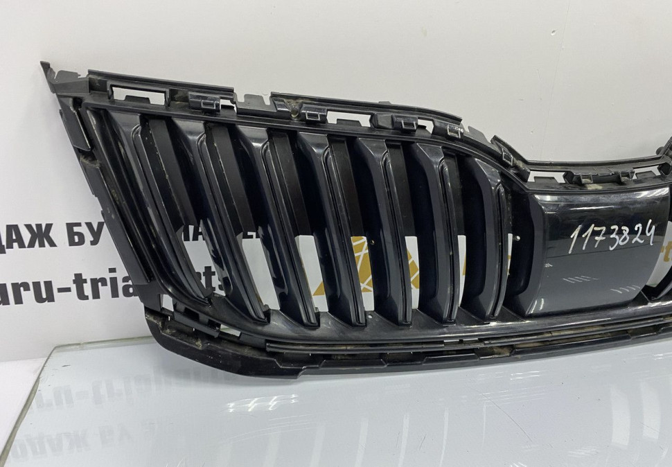 Решетка радиатора Skoda Octavia A7 рестайлинг 2017 OEM 5E0853653C