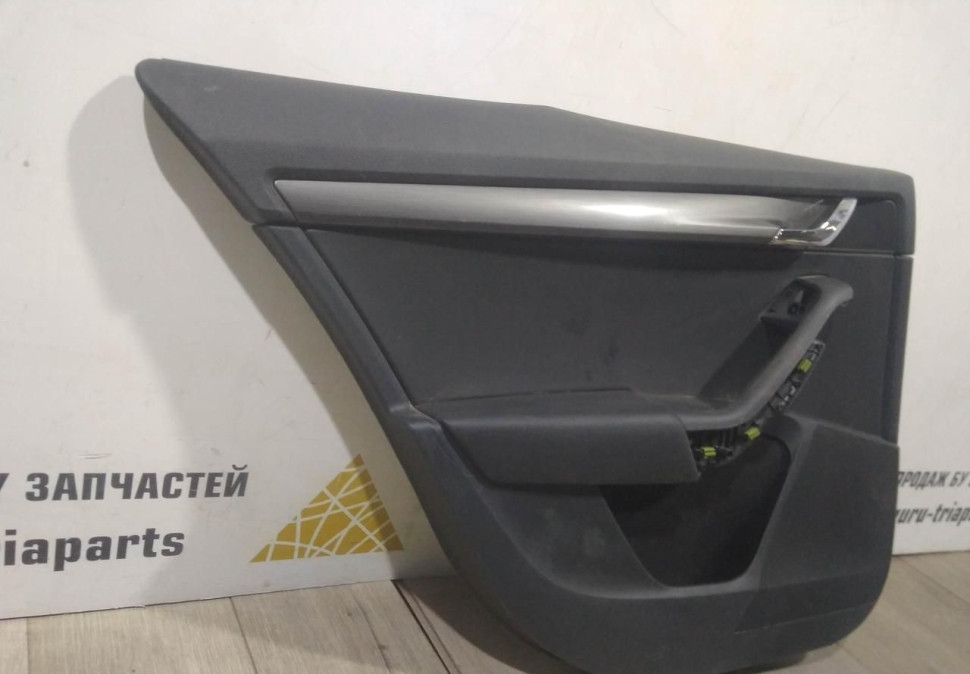 Обивка двери задняя левая бу Skoda Octavia A7 OEM 5E5867211 Обивка двери задняя левая бу Skoda Octavia A7 OEM 5E5867211
