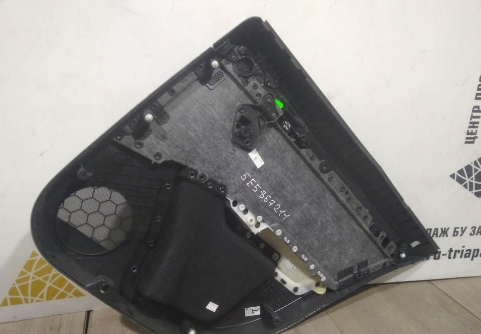 Обивка двери задняя левая бу Skoda Octavia A7 OEM 5E5867211 Обивка двери задняя левая бу Skoda Octavia A7 OEM 5E5867211