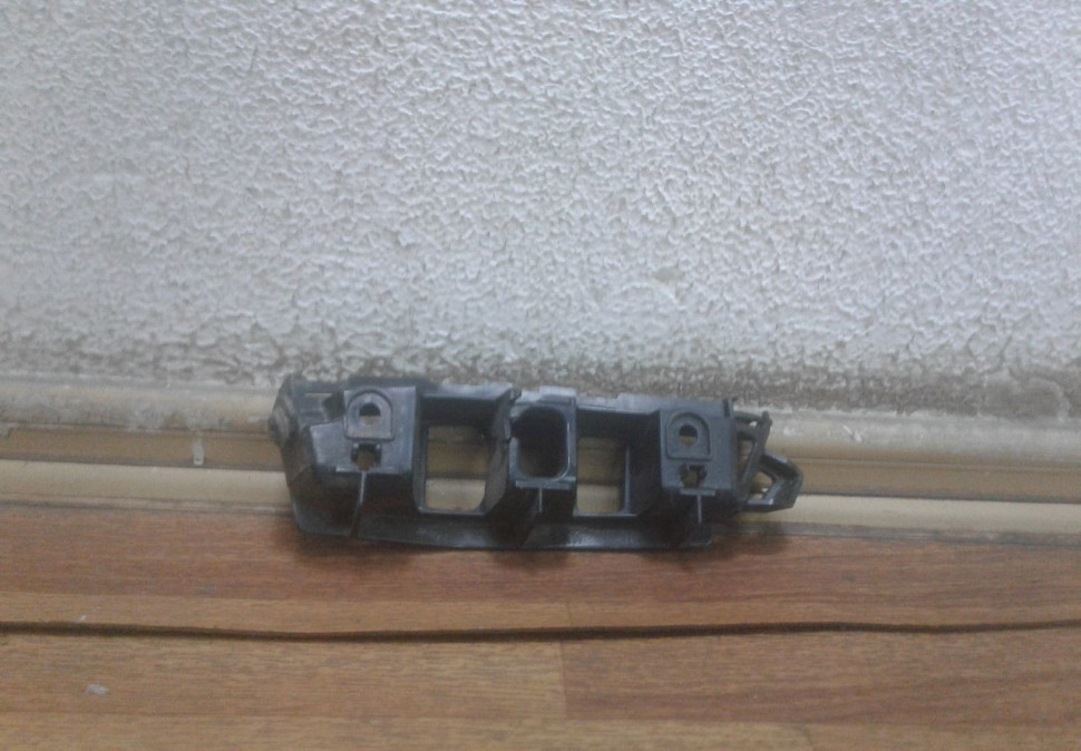 Кронштейн переднего бампера левая Volkswagen Touareg (10>18) oem 7p6807183g Кронштейн переднего бампера левая Volkswagen Touareg (10>18) oem 7p6807183g