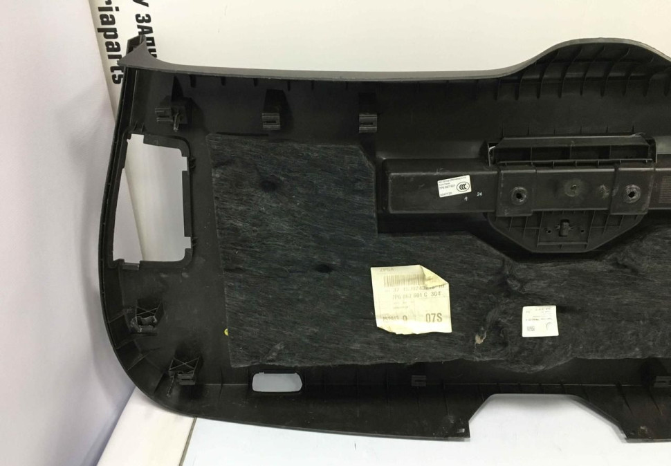 Обивка крышки багажника Volkswagen Touareg 3 OEM 7P6867601C Обивка крышки багажника Volkswagen Touareg 3 OEM 7P6867601C