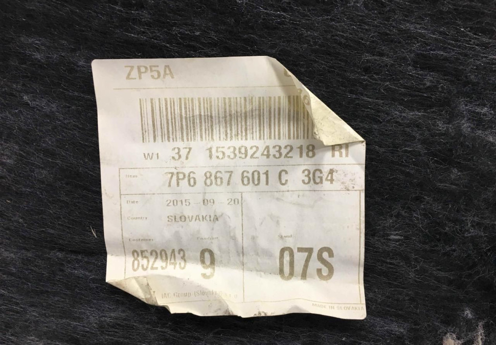 Обивка крышки багажника Volkswagen Touareg 3 OEM 7P6867601C Обивка крышки багажника Volkswagen Touareg 3 OEM 7P6867601C