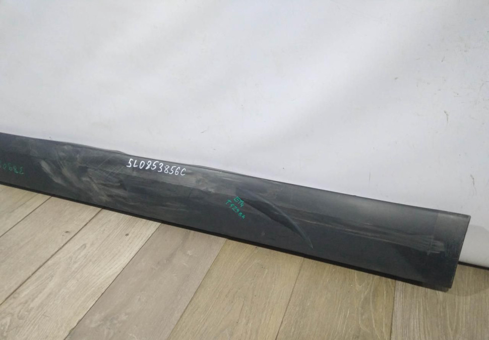 Порог правый бу Skoda Yeti OEM 5L0853856C Порог правый бу Skoda Yeti OEM 5L0853856C