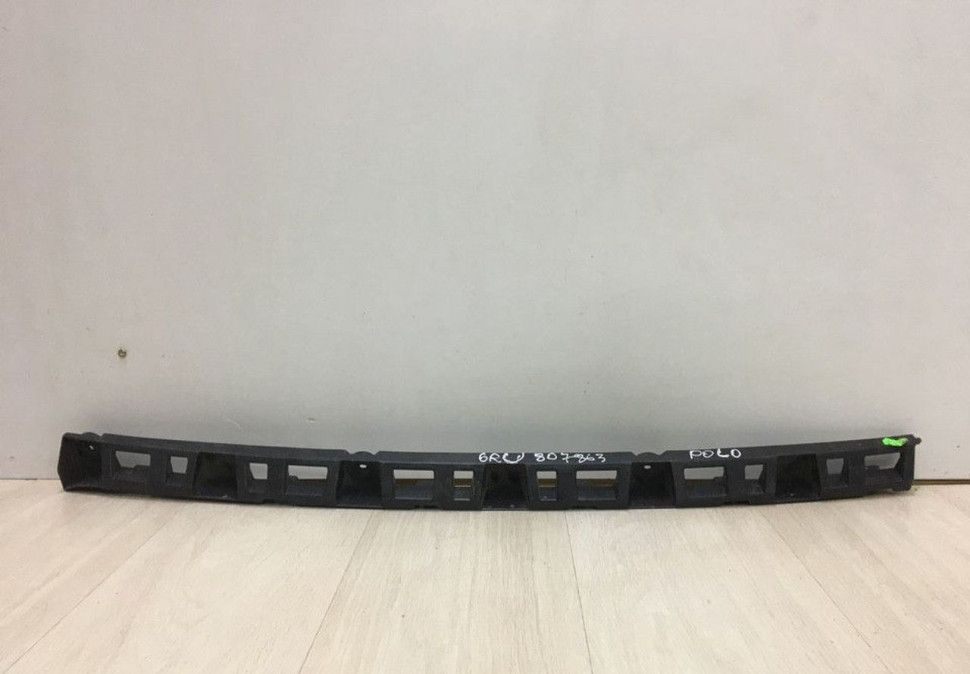 Кронштейн заднего бампера Volkswagen Polo седан oem 6ru807863 (слом.мал.часть)
