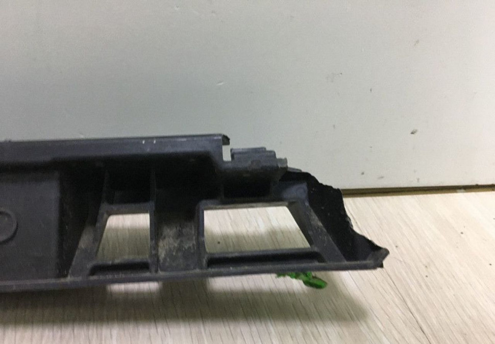 Кронштейн заднего бампера Volkswagen Polo седан oem 6ru807863 (слом.мал.часть) Кронштейн заднего бампера Volkswagen Polo седан oem 6ru807863 (слом.мал.часть)