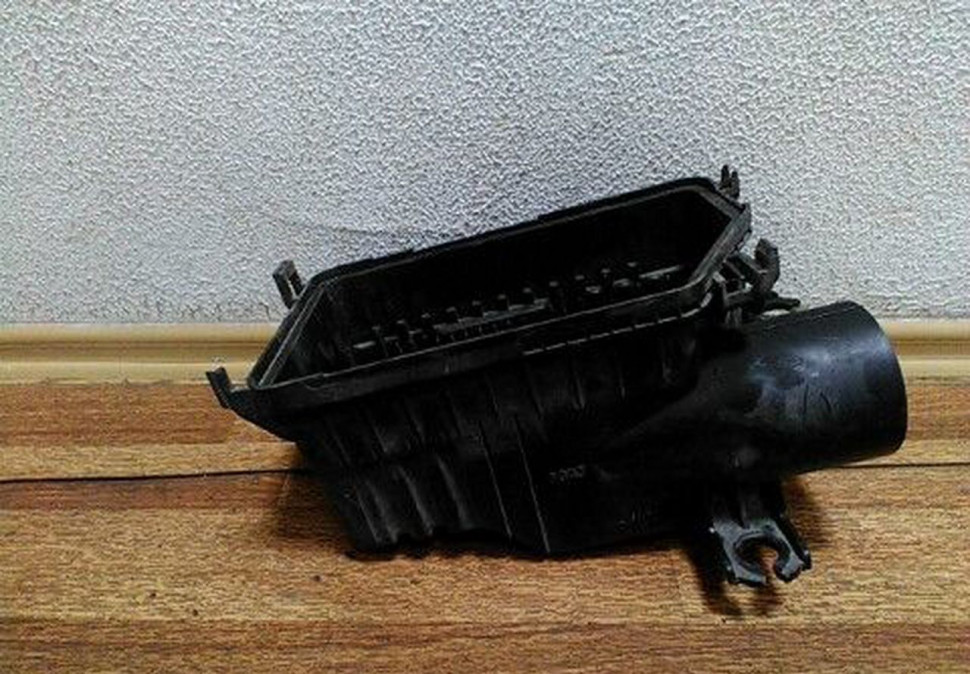 Корпус воздушного фильтра нижняя часть Kia Cerato сломана застежка