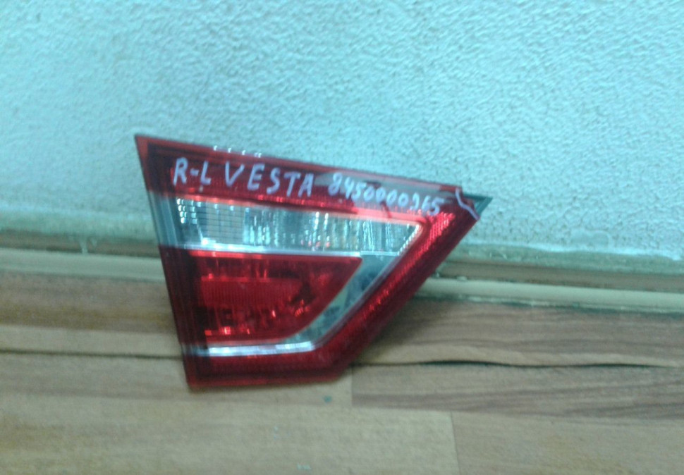 Фонарь левый внутренний Lada Vesta (скол) oem 8450006965 (скл-3)