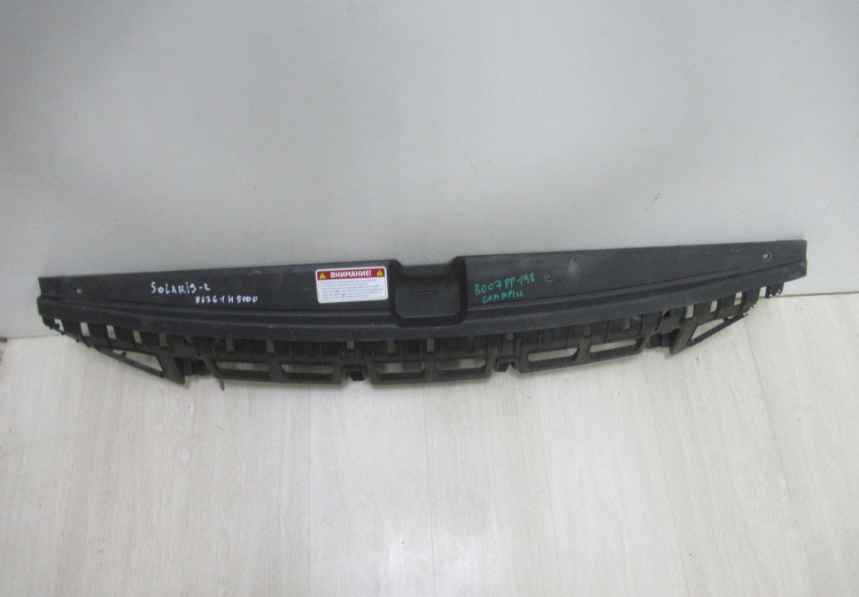 Накладка передней панели Hyundai Solaris 2 oem 86361H5000 (слом.мал.часть)