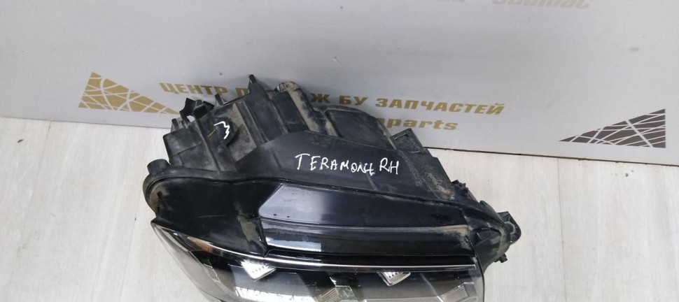 Фара правая LED Volkswagen Teramont 2017 oem 3CN941036B
