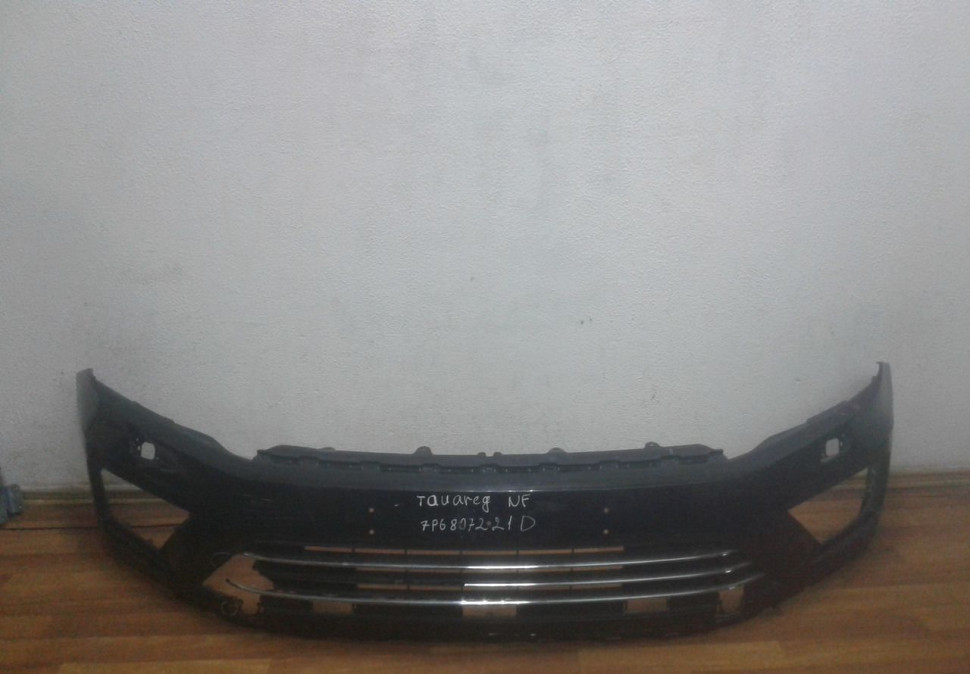 Бампер передний Volkswagen Touareg NF рест oem 7p6807221d (трещина) Бампер передний Volkswagen Touareg NF рест oem 7p6807221d (трещина)