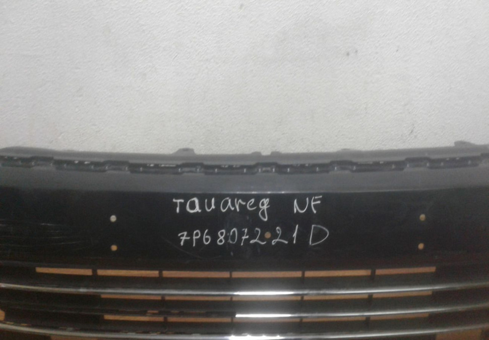 Бампер передний Volkswagen Touareg NF рест oem 7p6807221d (трещина) Бампер передний Volkswagen Touareg NF рест oem 7p6807221d (трещина)