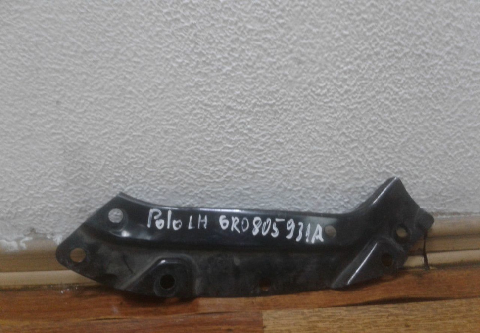 Кронштейн фары левый Volkswagen Polo oem 6r0805931a