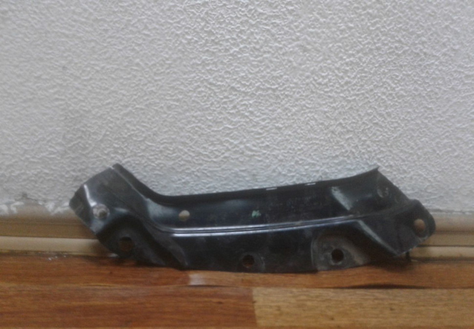 Кронштейн фары левый Volkswagen Polo oem 6r0805931a Кронштейн фары левый Volkswagen Polo oem 6r0805931a