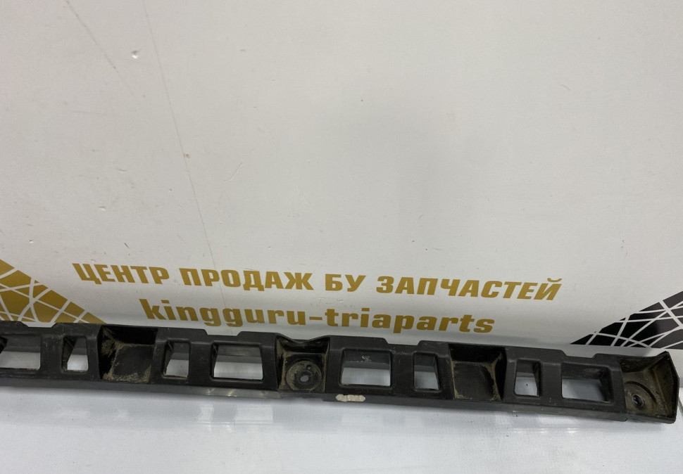 Кронштейн заднего бампера центральный Volkswagen Polo 5 2009 OEM 6RU807863 Кронштейн заднего бампера центральный Volkswagen Polo 5 2009 OEM 6RU807863