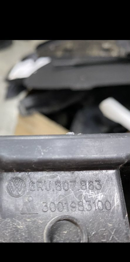 Кронштейн заднего бампера центральный Volkswagen Polo 5 2009 OEM 6RU807863 Кронштейн заднего бампера центральный Volkswagen Polo 5 2009 OEM 6RU807863