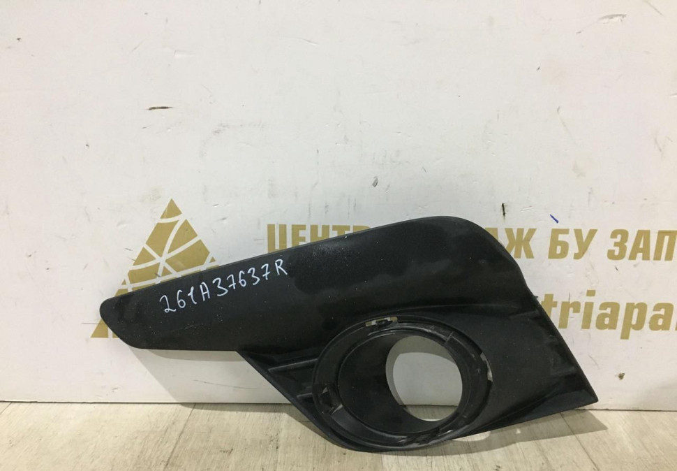 Решетка противотуманной фары левая Renault Logan 2 рестайлинг OEM 261A37637R