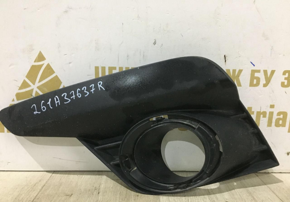 Решетка противотуманной фары левая Renault Logan 2 рестайлинг OEM 261A37637R Решетка противотуманной фары левая Renault Logan 2 рестайлинг OEM 261A37637R