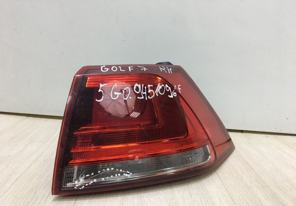 Фонарь правый внешний Volkswagen Golf 7 oem 5g0945096f (трещ.на стекл.) Фонарь правый внешний Volkswagen Golf 7 oem 5g0945096f (трещ.на стекл.)