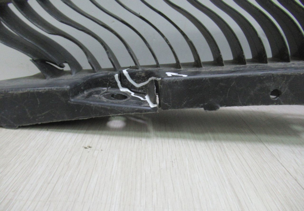 Кронштейн заднего бампера Volkswagen Tiguan 2 oem 5nr807863 (трещины)