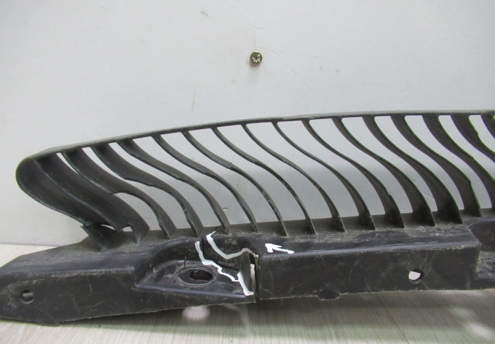 Кронштейн заднего бампера Volkswagen Tiguan 2 oem 5nr807863 (трещины)