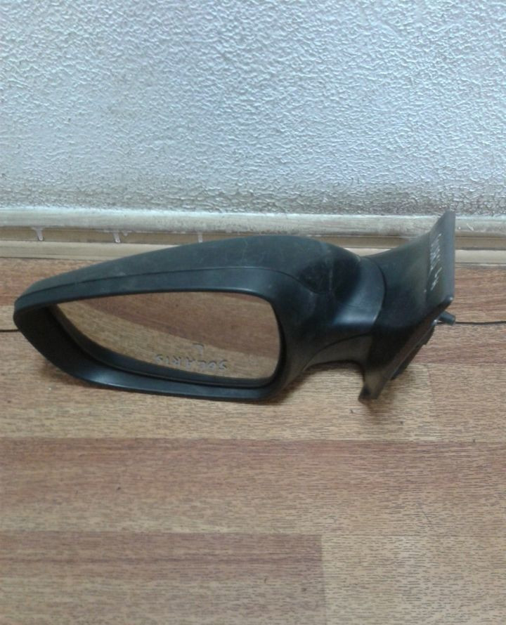 Зеркало левое Hyundai Solaris 1 (слом. часть)