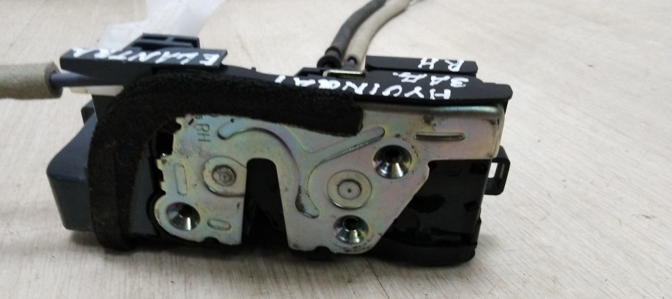 Замок двери задний правый Hyundai Elantra 6 AD 2016> oem 81420F2000 Замок двери задний правый Hyundai Elantra 6 AD 2016> oem 81420F2000