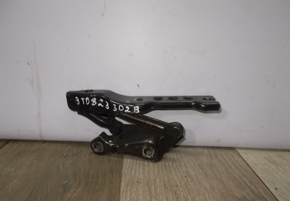 Петля капота правая бу Skoda Superb 2 OEM 3T0823302B
