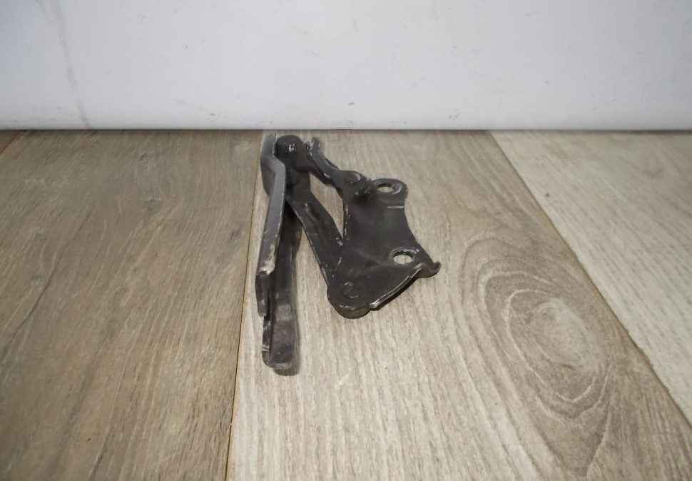 Петля капота правая бу Skoda Superb 2 OEM 3T0823302B Петля капота правая бу Skoda Superb 2 OEM 3T0823302B