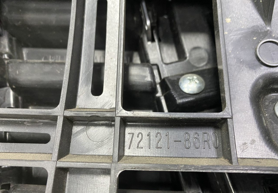 Решетка радиатора Suzuki Vitara 2 рестайлинг OEM 7212186R00