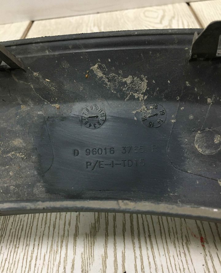 Молдинг бампера передний правый Renault Sandero Stepway 2 OEM 960163765R