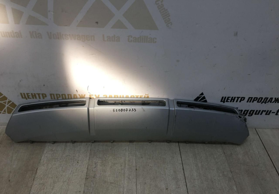 Накладка переднего бампера Skoda Octavia A7 Scout OEM 5E0807733