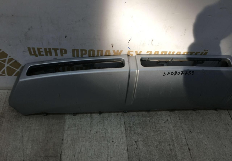 Накладка переднего бампера Skoda Octavia A7 Scout OEM 5E0807733 Накладка переднего бампера Skoda Octavia A7 Scout OEM 5E0807733