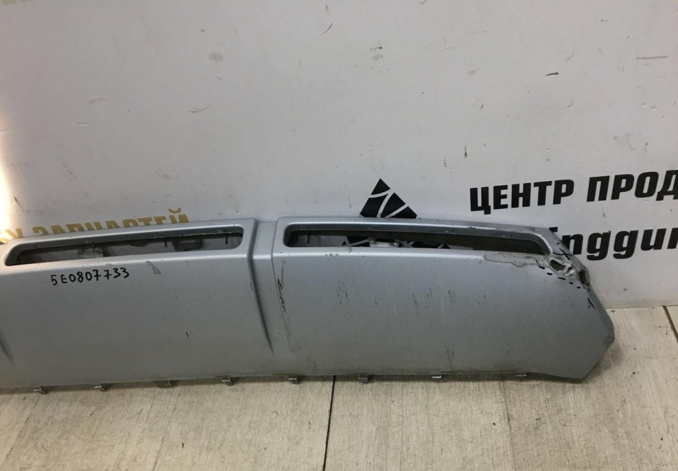 Накладка переднего бампера Skoda Octavia A7 Scout OEM 5E0807733 Накладка переднего бампера Skoda Octavia A7 Scout OEM 5E0807733