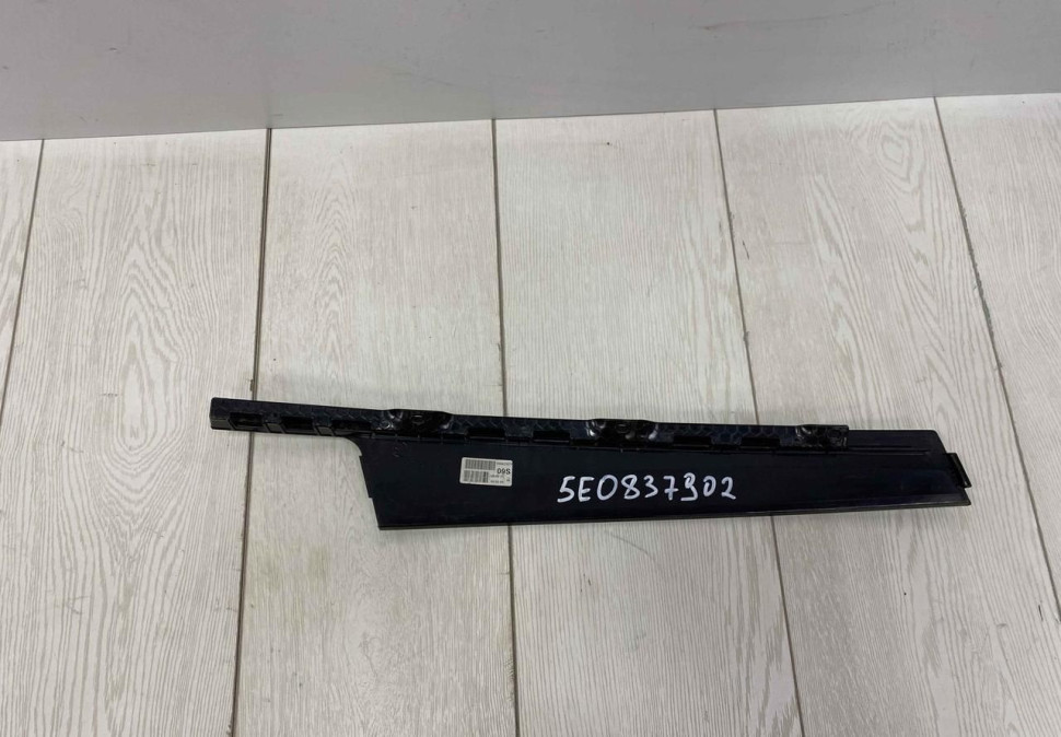 Накладка двери передняя правая Skoda Octavia A7 OEM 5E0837902B Накладка двери передняя правая Skoda Octavia A7 OEM 5E0837902B
