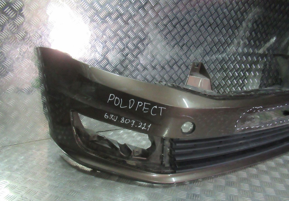Бампер передний Volkswagen Polo 5 Sedan (15>) oem 6RU807221A (дефект)