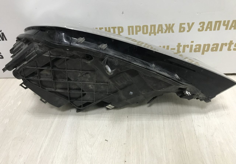 Фара правая Volkswagen Touareg NF oem 7p1941034a (слом. 1 крепл. скол) Фара правая Volkswagen Touareg NF oem 7p1941034a (слом. 1 крепл. скол)