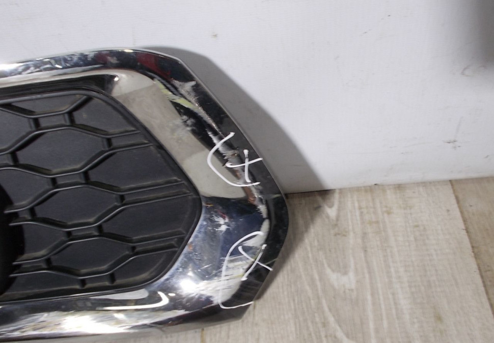 Решетка противотуманной фары правая бу Renault Logan 2 OEM 263318726R