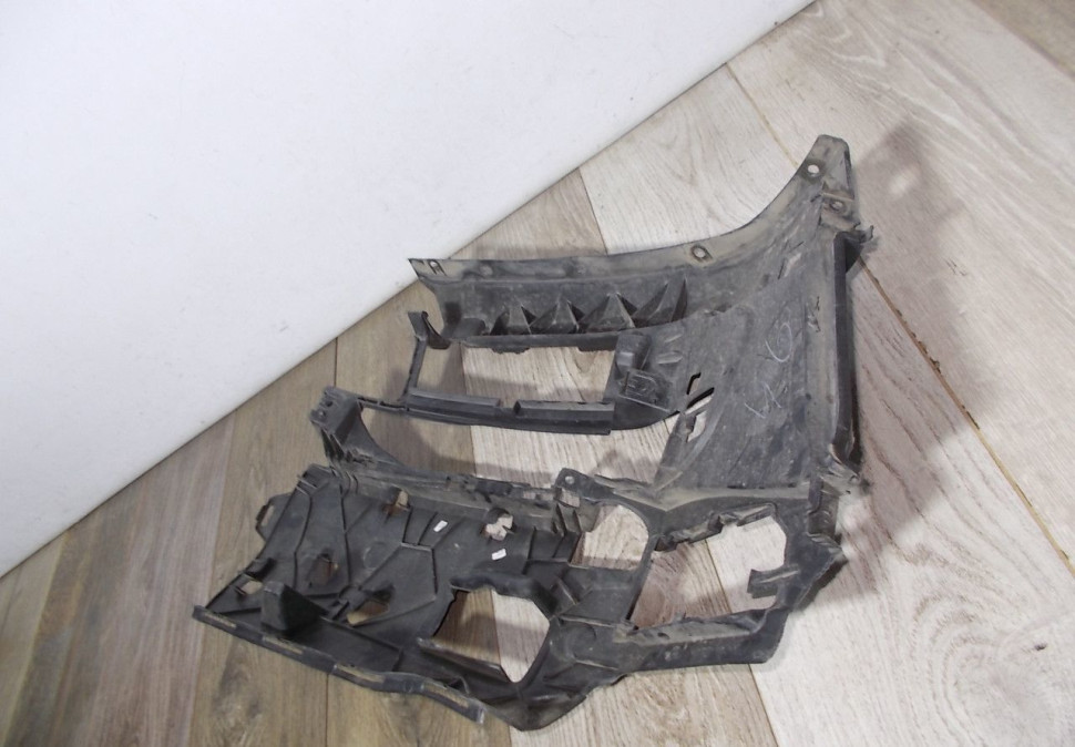 Кронштейн противотуманной фары левый бу BMW 7 G11 OEM 51117357229 Кронштейн противотуманной фары левый бу BMW 7 G11 OEM 51117357229