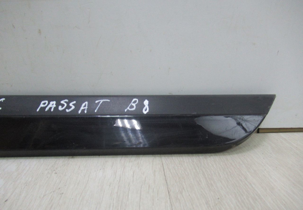 Молдинг двери задний левый Volkswagen Passat B8 oem 3g0854949