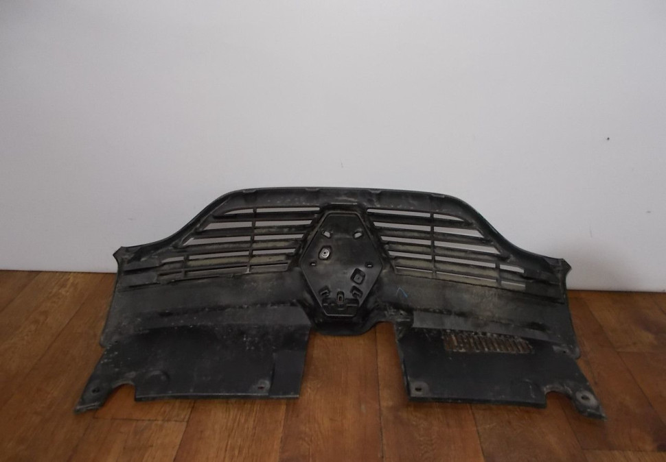 Решетка радиатора бу Renault Sandero 2 OEM 623107605R Решетка радиатора бу Renault Sandero 2 OEM 623107605R