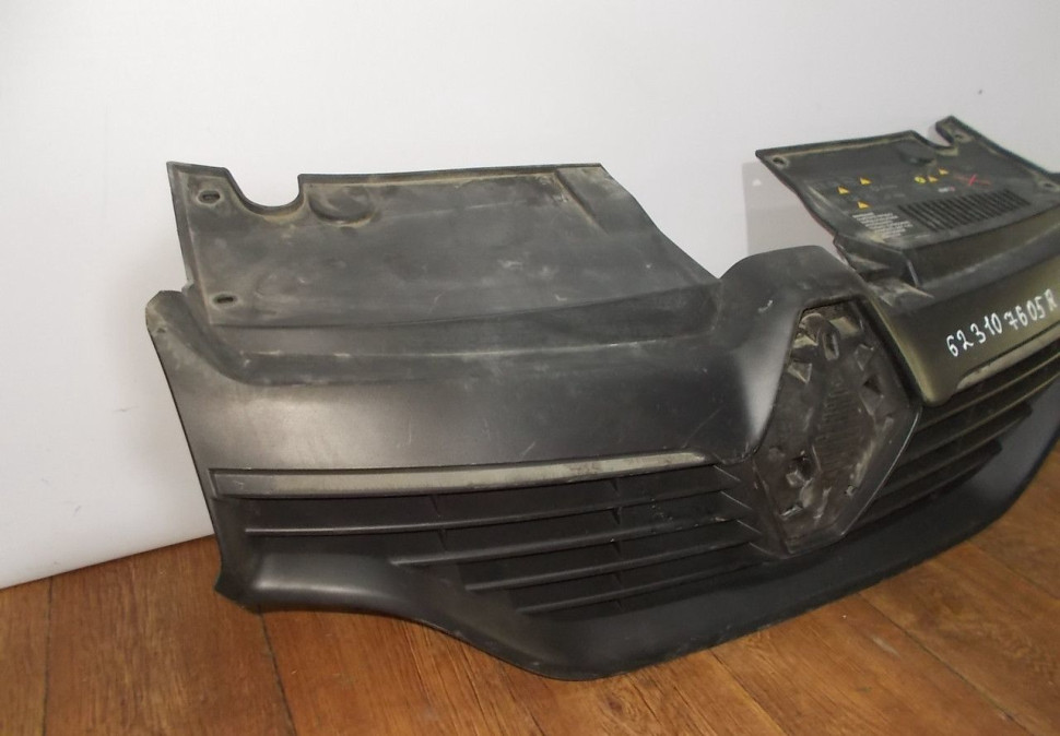 Решетка радиатора бу Renault Sandero 2 OEM 623107605R Решетка радиатора бу Renault Sandero 2 OEM 623107605R