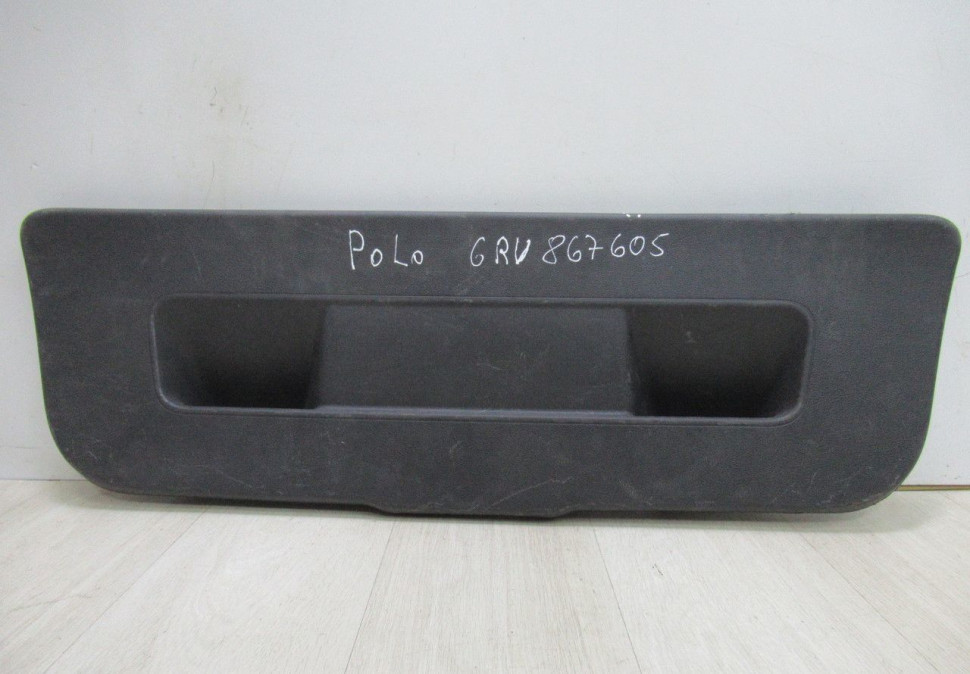 Обивка крышки багажника Volkswagen Polo 5 седан oem 6ru867605 (мал.трещ)