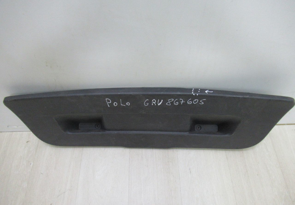 Обивка крышки багажника Volkswagen Polo 5 седан oem 6ru867605 (мал.трещ)