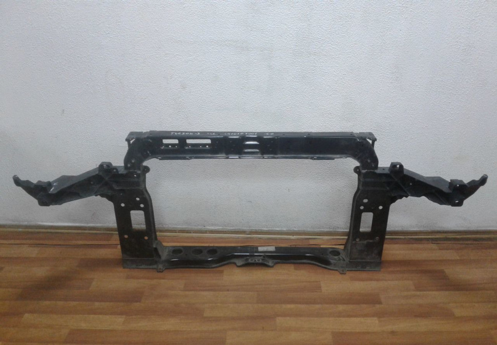 Панель передняя Hyundai Tucson 3 oem 64101d7001 (мал. дефект)