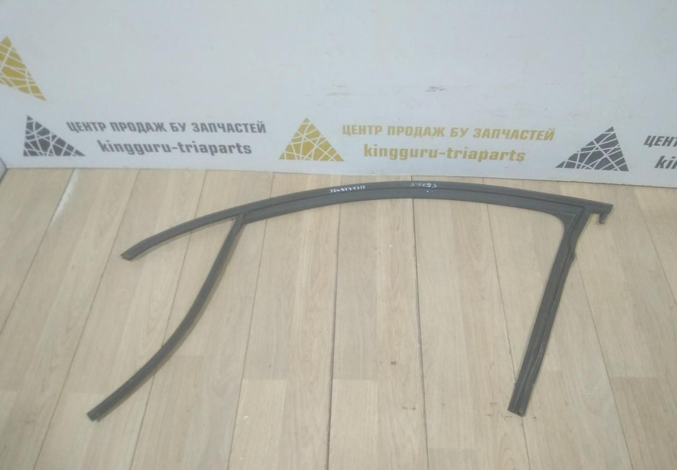 Уплотнитель стекла двери передний правый бу Skoda Octavia A7 OEM 5E0837431