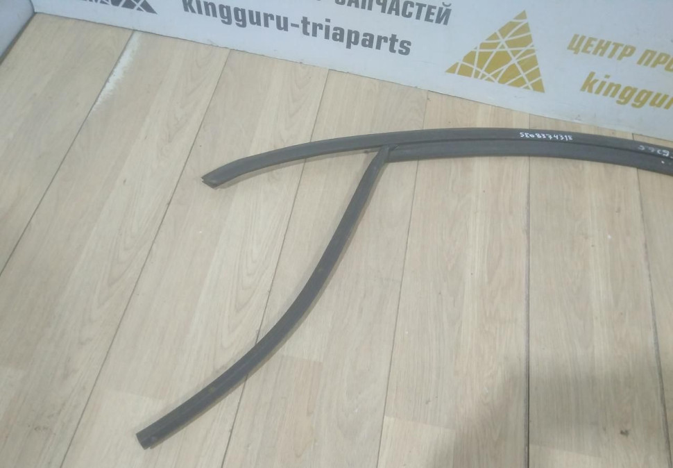 Уплотнитель стекла двери передний правый бу Skoda Octavia A7 OEM 5E0837431