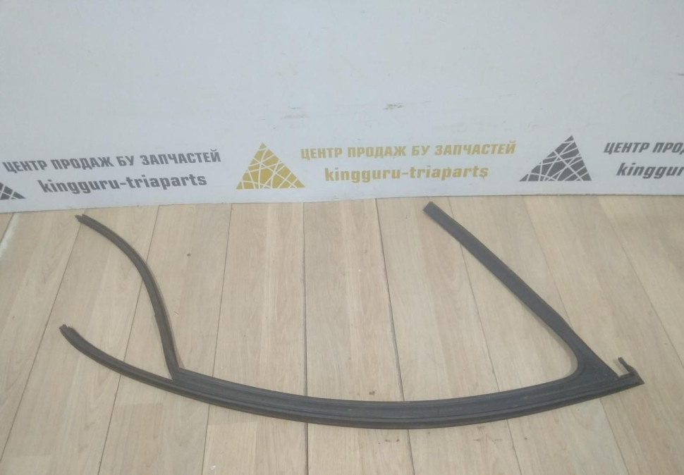 Уплотнитель стекла двери передний правый бу Skoda Octavia A7 OEM 5E0837431